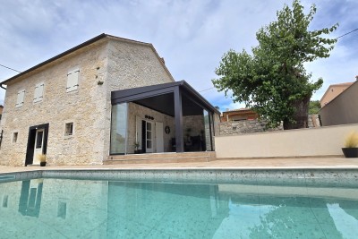 Prekrasna renovirana, namještena kamena kuća s podnim grijanjem i bazenom