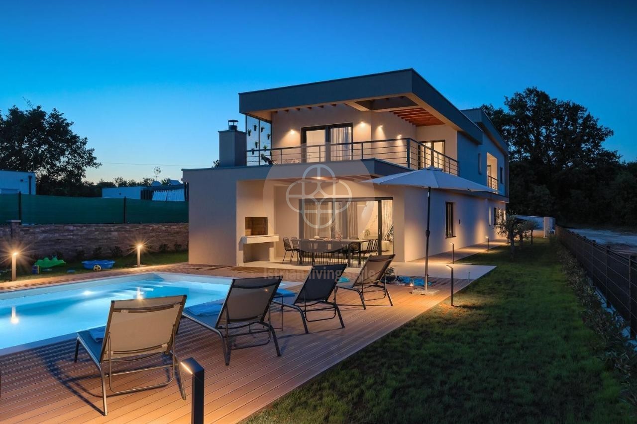 Eine Villa im Zentrum Istriens in einem ruhigen Dorf mit beheiztem Pool und 5 Schlafzimmern!