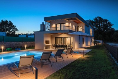 Eine Villa im Zentrum Istriens in einem ruhigen Dorf mit beheiztem Pool und 5 Schlafzimmern!