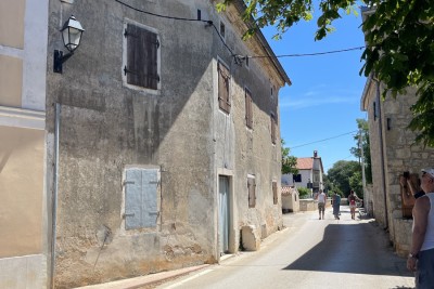 Kleinod an der Piazza von Krnica zur Renovierung